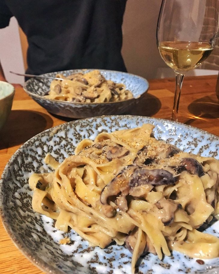 Fettuccine com molho de cogumelos vegano