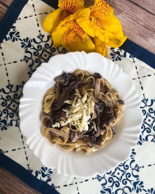 Fettuccine com ragu de cogumelos