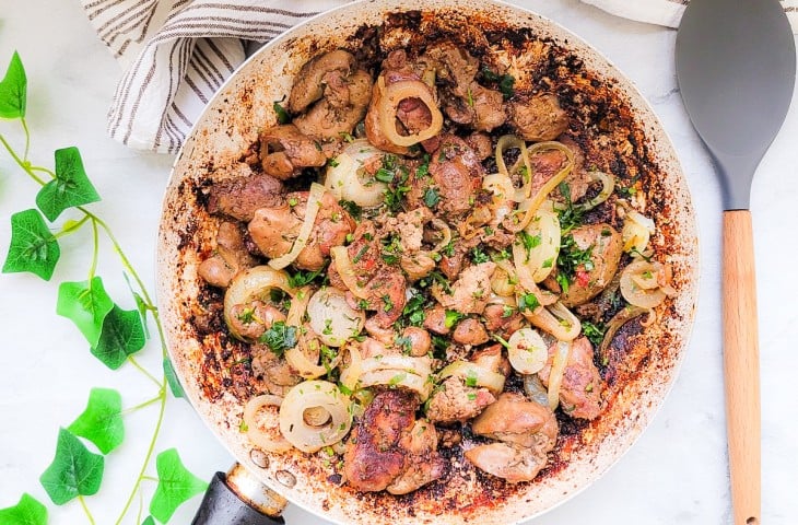 Fígado de frango frito com cebola ao molho de vinho e alecrim