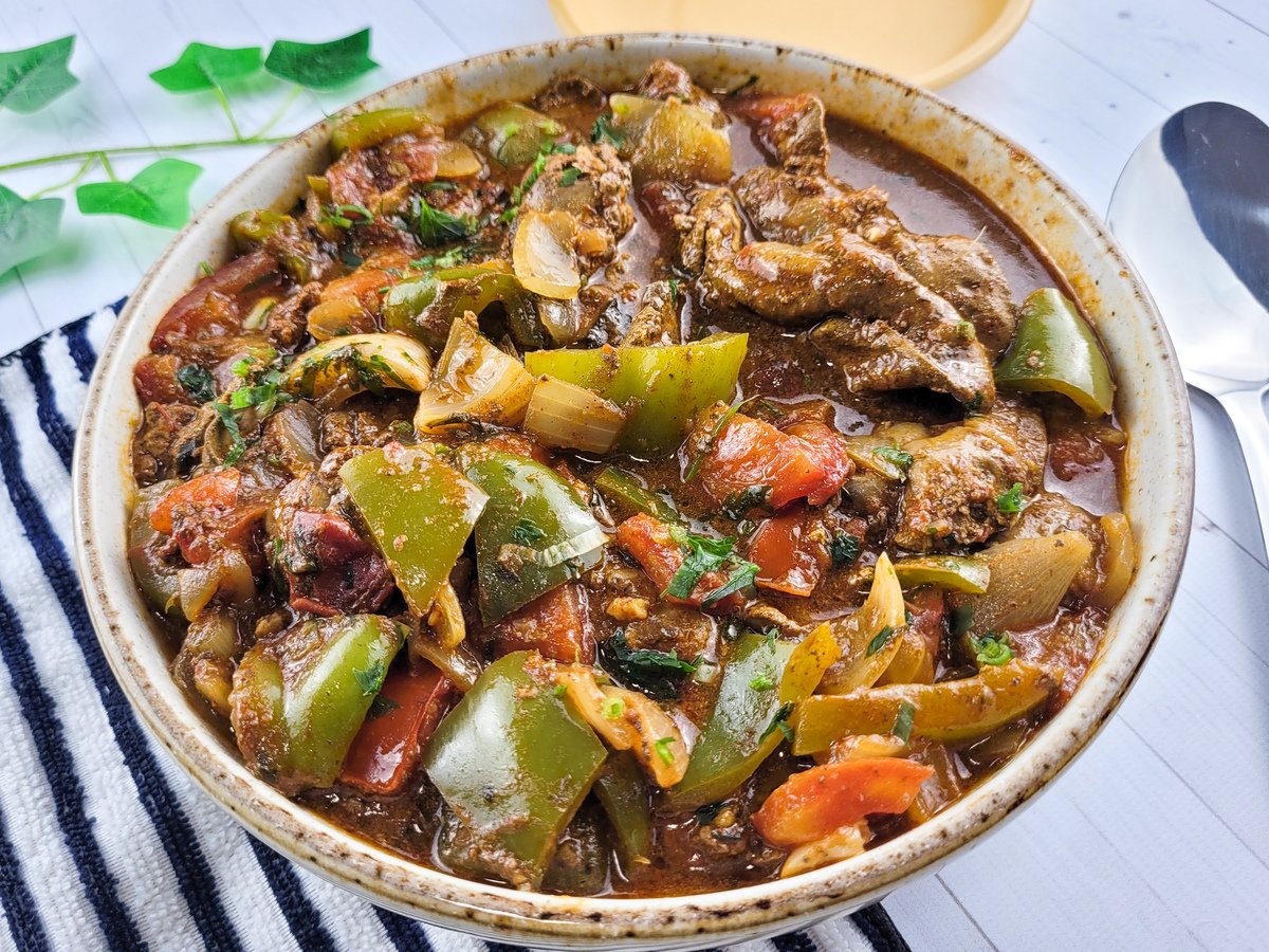 Delicioso fígado frito em uma frigideira com molho de tomate