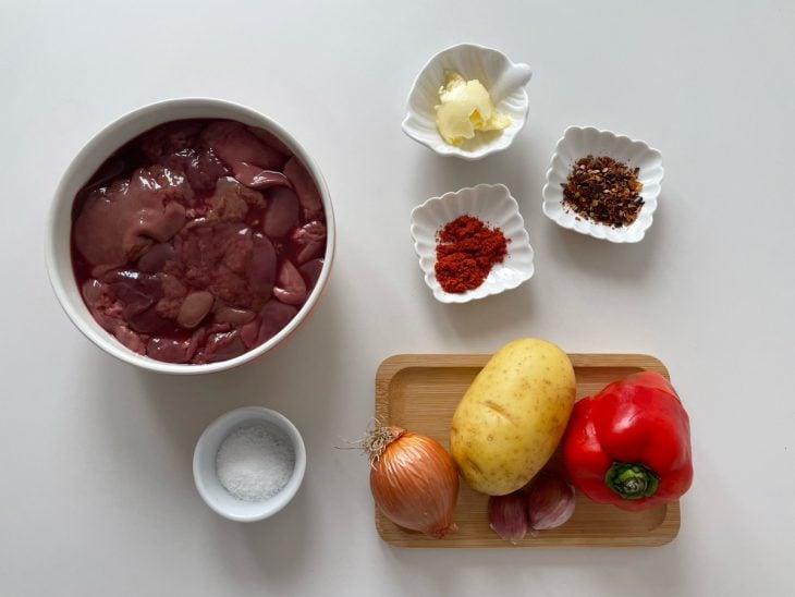 Ingredientes separados sobre a bancada.