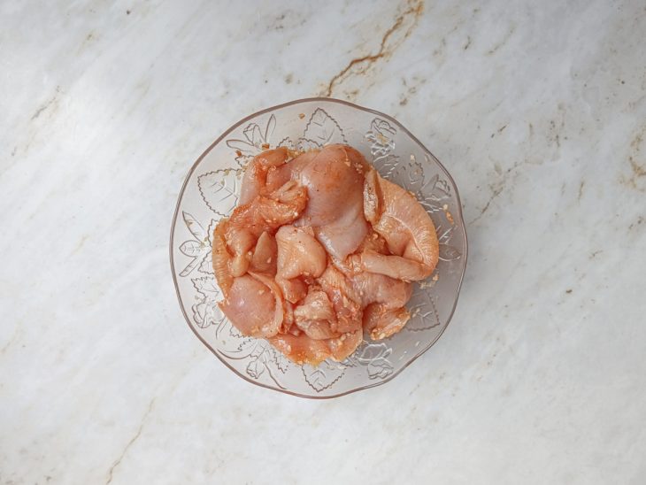 Filés de frango temperados.