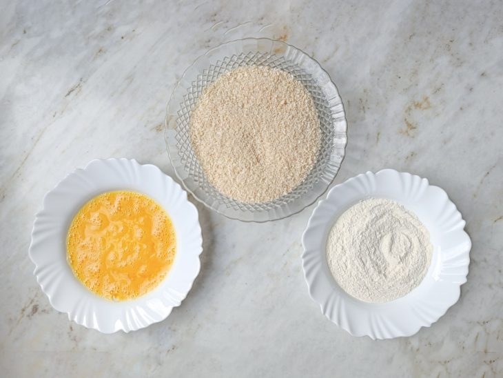 Ovos e farinhas separados para empanar.