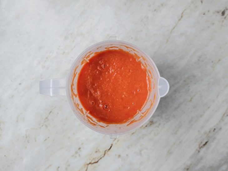 Ingredientes batidos em pasta cremosa.