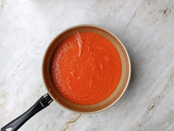 Molho de volta a panela.