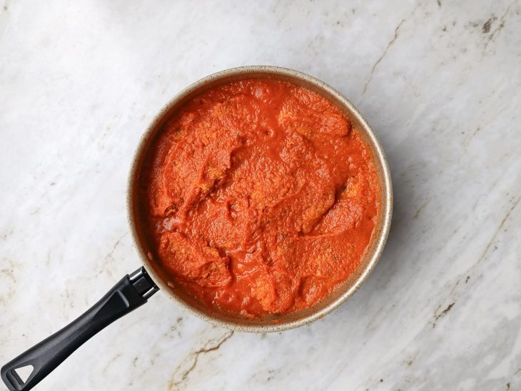 Filés mergulhados no molho.