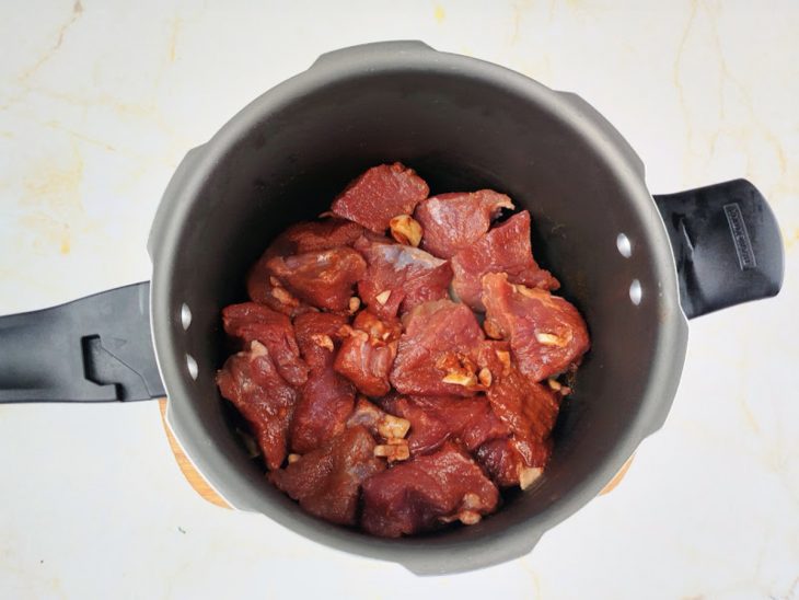 Em cima das rodelas de cebola, uma camada com os pedaços de filé.