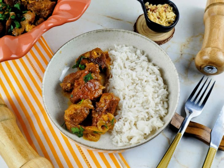 Já empratados, os filés estão servidos com arroz.