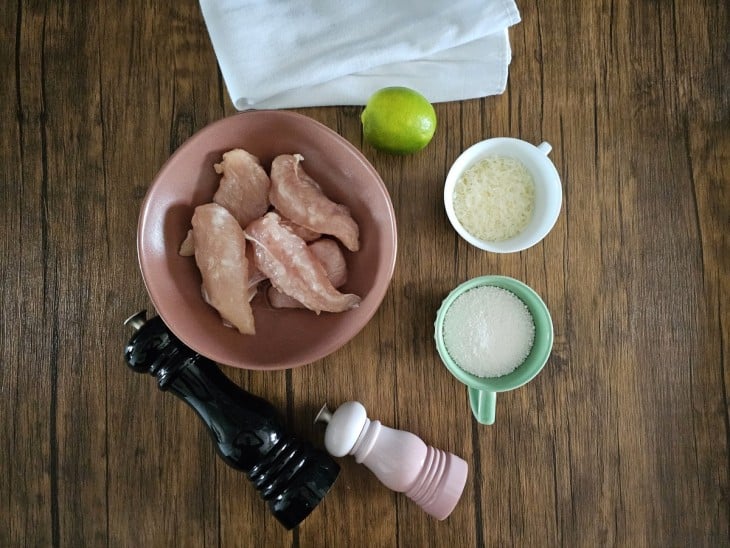 Ingredientes do filé de frango com tapioca e queijo reunidos na bancada.