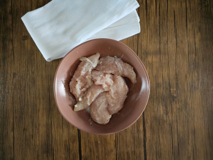 Filés de frango com limão, sal e pimenta.