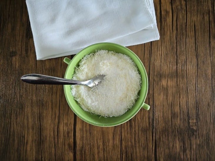 Tapioca e queijo ralado misturado em uma vasilha.