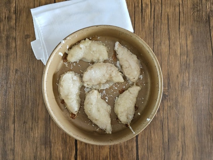 Filé de frango com tapioca e queijo assados.