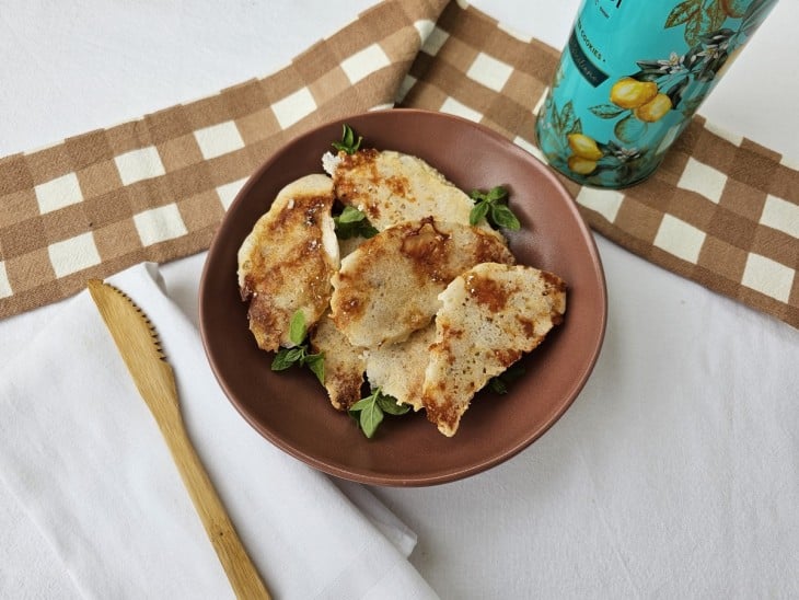 Filé de frango com tapioca e queijo em um prato.