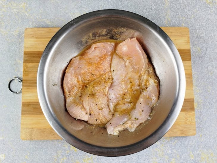 Temperos misturados nos filés de frango.