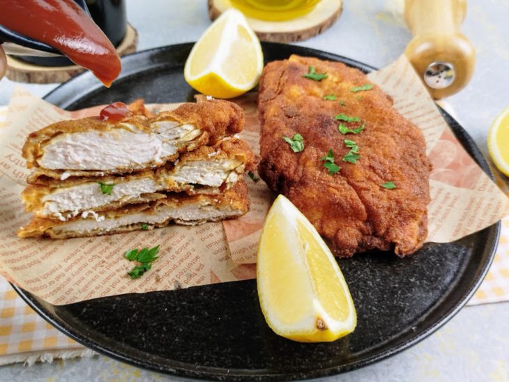 Filés de frango empanados prontos para consumo.