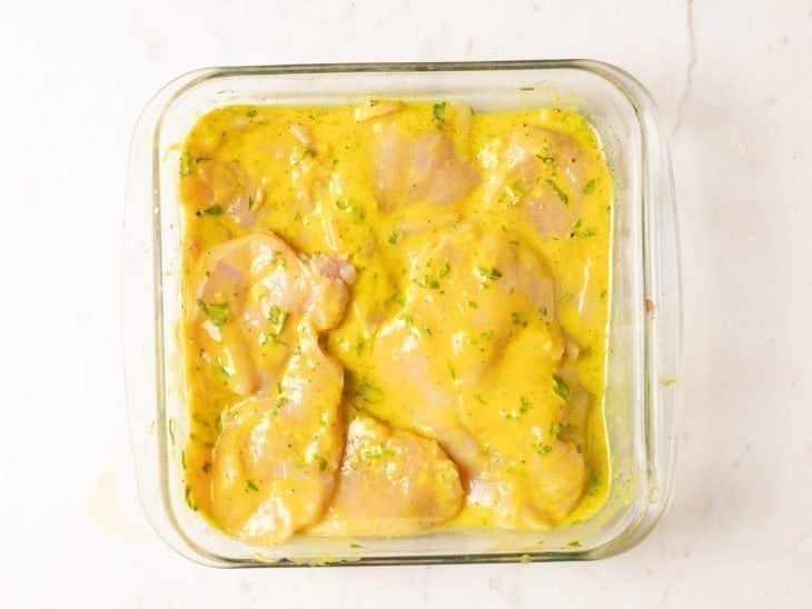 Filés de frango adicionados a tigela de vidro.