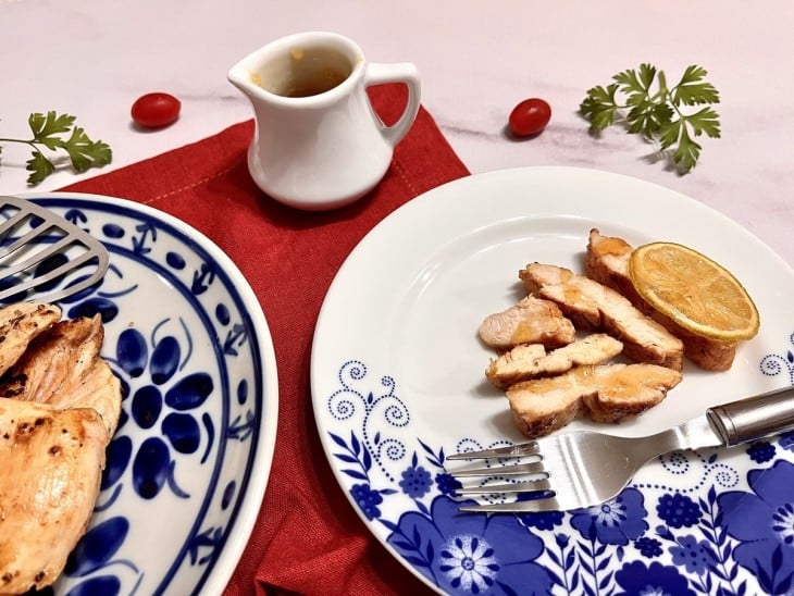 Filés de frango grelhados finalizados em um prato.