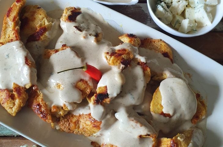 Filé de frango grelhado com molho de gorgonzola