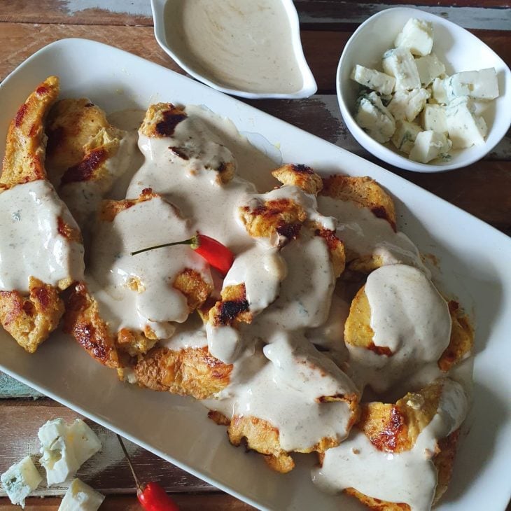 Filé de frango grelhado com molho de gorgonzola