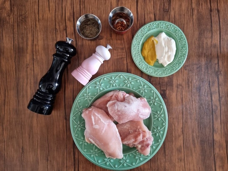 Uma bancada com os ingredientes separados do filé de frango na airfryer.