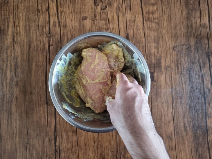 Um bowl com filés de rango temperados.