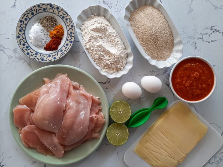 Ingredientes do filé de frango à parmegiana reunidos.