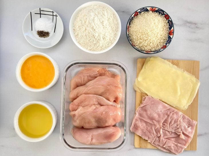 Uma bancada com os ingredientes separados.