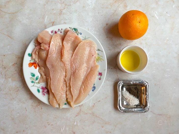 Ingredientes reunidos em uma bancada.