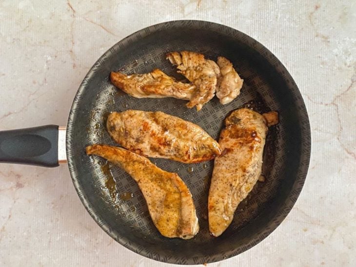 Mais sal, pimenta-do-reino e suco de laranja adicionados para temperar o frango.