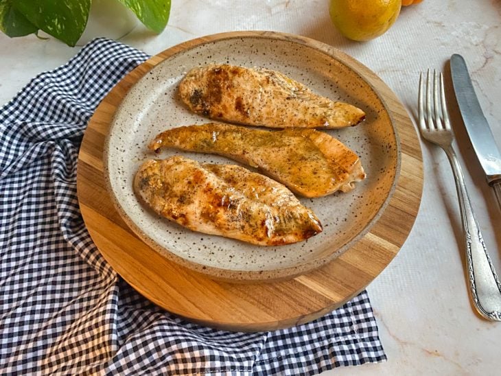 Filés de frango prontos para consumo em um prato.