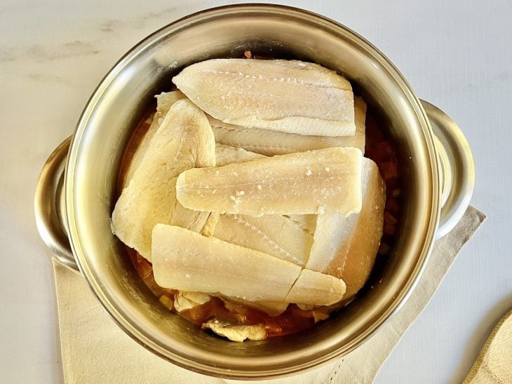 Panela com os filés por cima de uma 