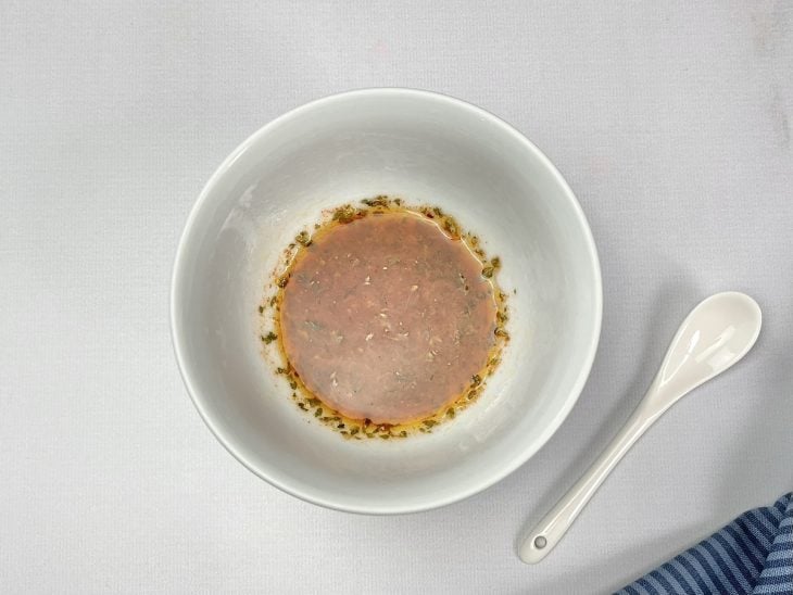 Uma tigela com a mistura dos temperos para o peixe.