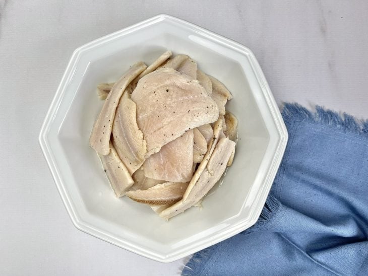 Um prato com os filés de mapará temperados.