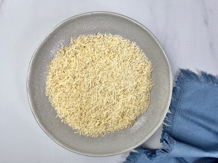 Uma tigela com farinha panko, parmesão e páprica.
