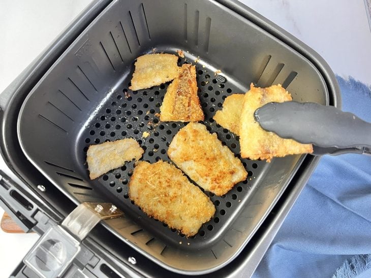 Uma cesta de airfryer com os filés de mapará.