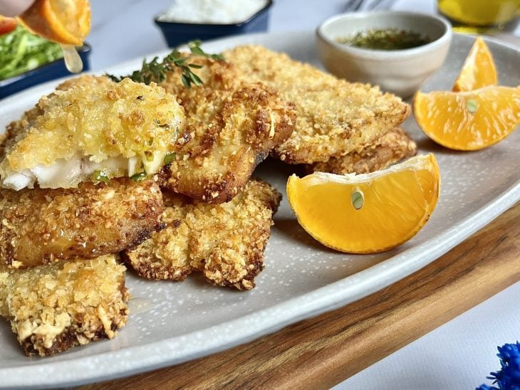 Um prato com filés de mapará na airfryer.