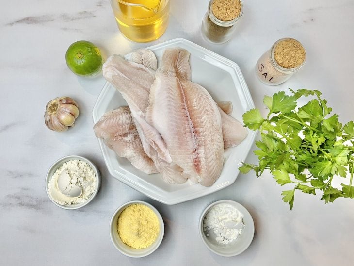 Uma bancada com os ingredientes separados.