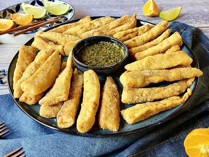 Um prato com filé de panga empanado.