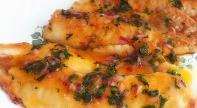 Filé de peixe com molho de manteiga apimentada