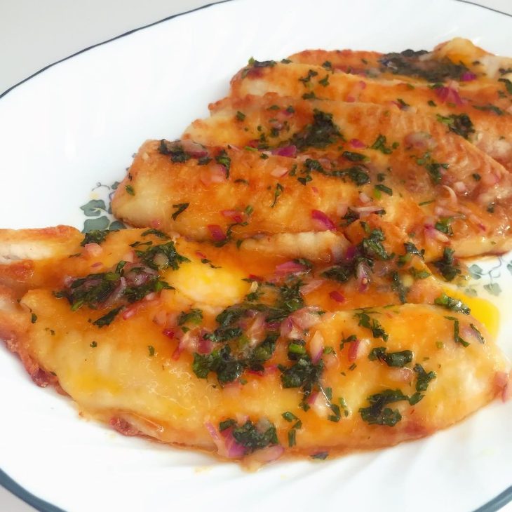 Filé de peixe com molho de manteiga apimentada