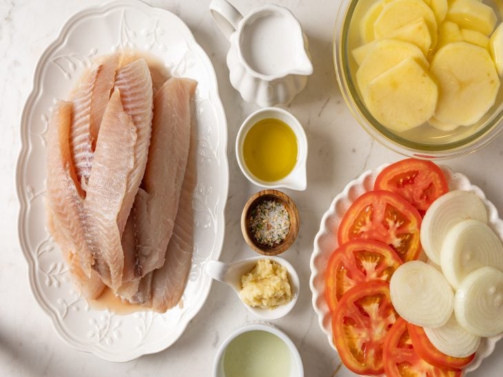 Uma bancada com os ingredientes.