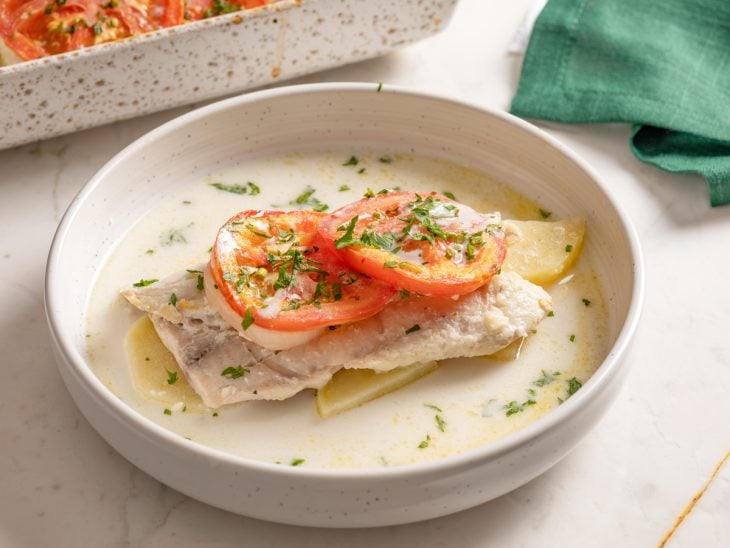 Prato com filé de peixe no forno fácil.