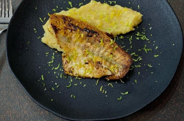 Filé de pescada-cambucu com raspas de limão
