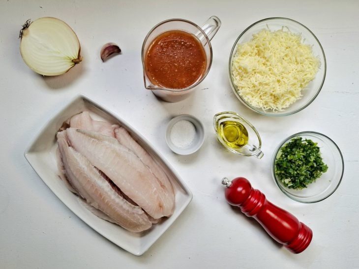 Uma bancada com ingredientes.