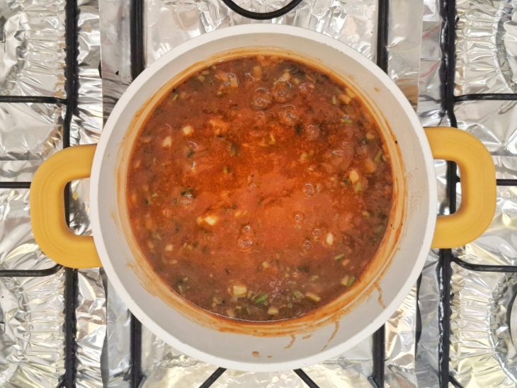 Uma panela com o molho cozinhando.