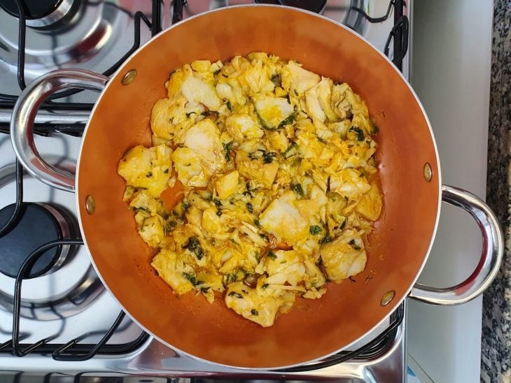 Bacalhau temperado na panela.