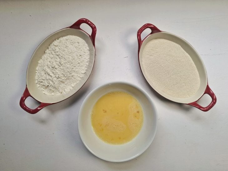 Recipientes com farinhas e ovo batido.