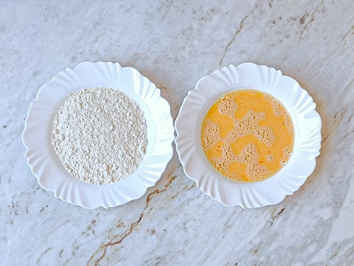 Farinha de trigo e ovos batidos.