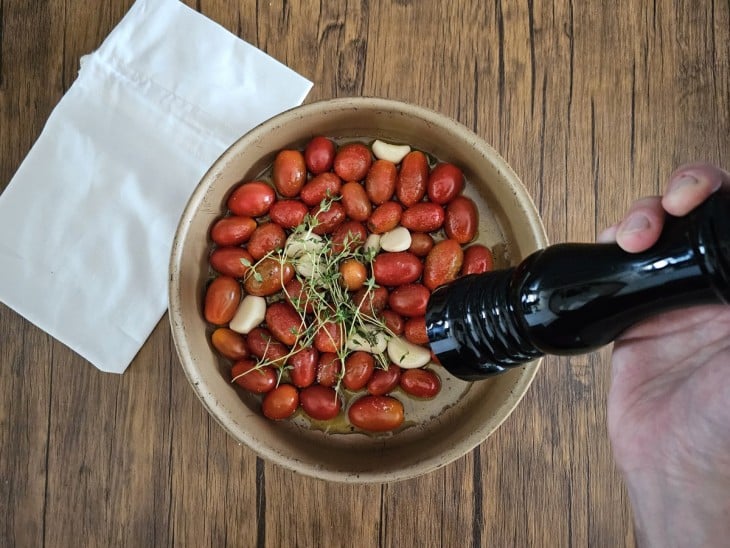 Uma assadeira com tomate-cerejas.