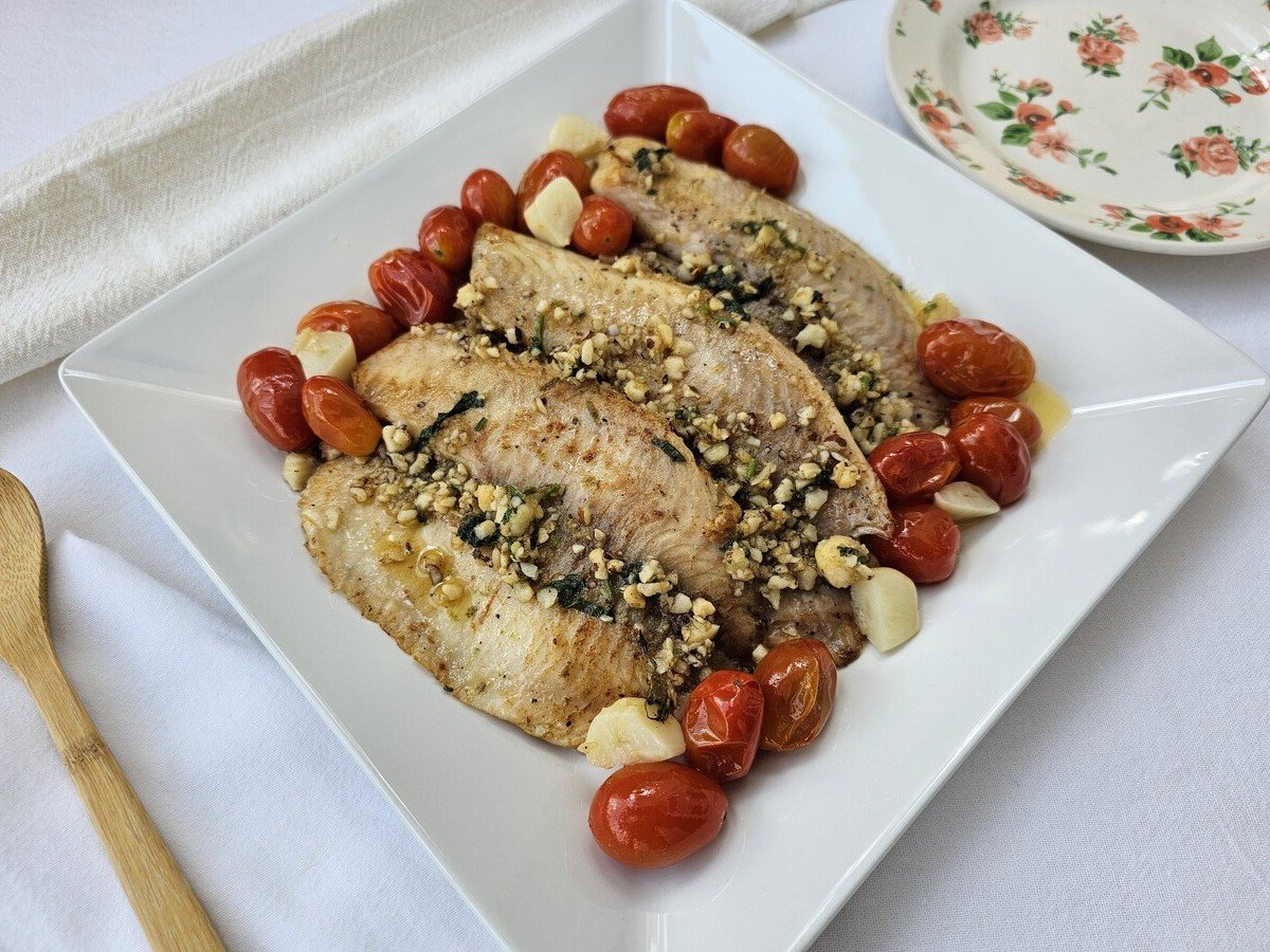 Filé de tilápia com tomate confit e molho de castanha